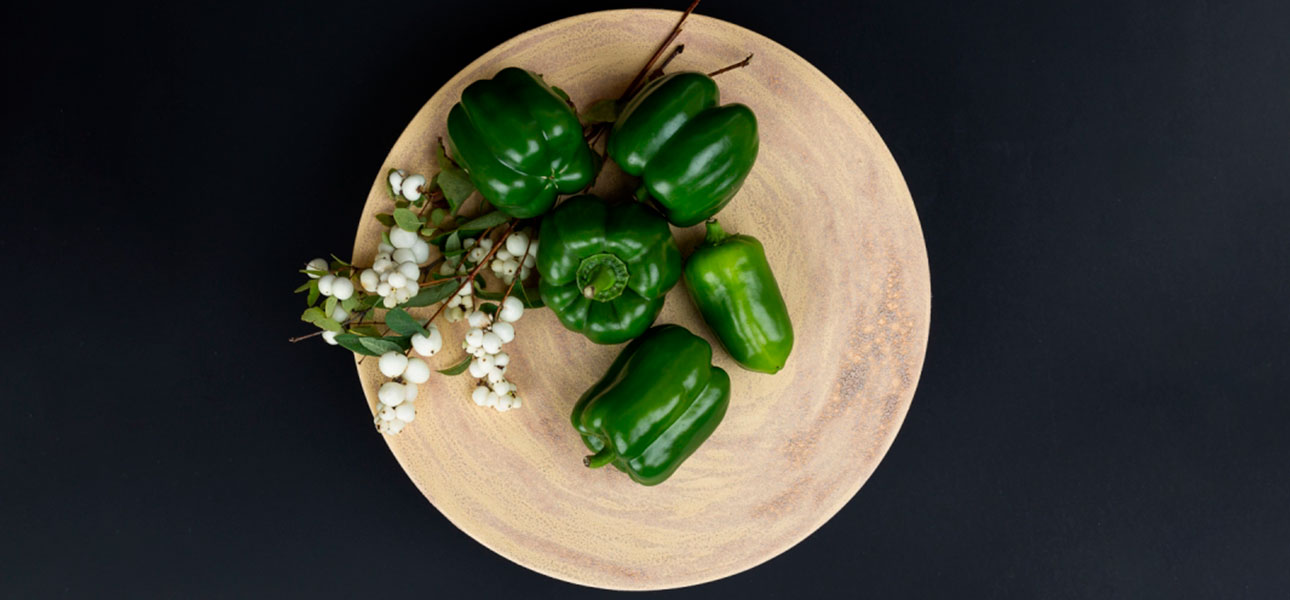 Керамическое блюдо на ножках - фото №1