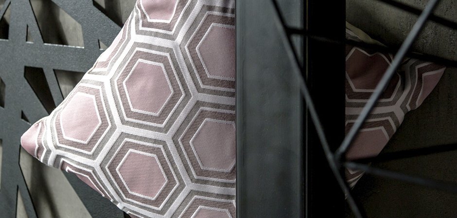 Подушка Hexagon Pink Geometry Подушка Hexagon Pink Geometry - Loft-Concept в Самаре