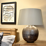 Настольная лампа с круглым фарфоровым основанием ручной работы с покрытием глазурью и белым абажуром из искусственного шелка Elstead Lighting варинант исполнения - 2 | Loft Concept в Самаре