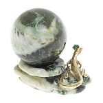 Шар с декором в виде бронзовой ящерицы на подставке из натурального камня Змеевик Natural Stone Spheres 4.5 см варинант исполнения - 2 | Loft Concept в Самаре