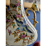 Ваза белого цвета из фарфора с цветочным рисунком и бронзовыми ручками с фигурками птиц Eden Garden porcelain and bronze варинант исполнения - 4 | Loft Concept в Самаре