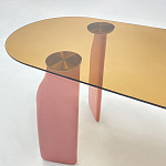 Обеденный стол со стеклянной столешницей и розовыми ножками с тканевой обивкой Wrigley варинант исполнения - 4 | Loft Concept в Самаре