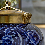 Ваза с насыщенным синим орнаментом и золотой крышкой Blue & White Ornament  варинант исполнения - 3 | Loft Concept в Самаре