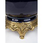 Ваза темно-синяя фарфоровая на бронзовой подставке с ажурным ободком и изогнутыми ручками Eden Garden варинант исполнения - 3 | Loft Concept в Самаре