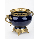 Ваза темно-синяя фарфоровая на бронзовой подставке с ажурным ободком и изогнутыми ручками Eden Garden варинант исполнения - 2 | Loft Concept в Самаре
