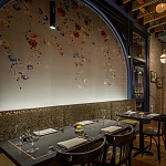 Обои ручная роспись Falling Flowers Standard colourway on Pale Grey dyed silk варинант исполнения - 2 | Loft Concept в Самаре