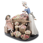 Статуэтка фарфоровая Девушка и маленькая девочка с цветами Charming Statuette варинант исполнения - 1 | Loft Concept в Самаре