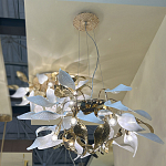 Люстра подвесная с белыми матовыми и золотыми глянцевыми листьями Wintery flovers варинант исполнения - 4 | Loft Concept в Самаре