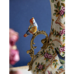 Ваза белого цвета из фарфора с цветочным рисунком и бронзовыми ручками с фигурками птиц Eden Garden porcelain and bronze варинант исполнения - 1 | Loft Concept в Самаре