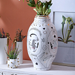 Ваза с декоративными лицами и графическими элементами в виде сердец и символов Faces of Imagination варинант исполнения - 3 | Loft Concept в Самаре