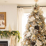 Дизайнерская Елка украшенная шарами в бежевых тонах и декором в виде белых цветов и шишек варинант исполнения - 3 | Loft Concept в Самаре