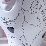 Ваза с декоративными лицами и графическими элементами в виде сердец и символов Faces of Imagination варинант исполнения - 10 | Loft Concept в Самаре