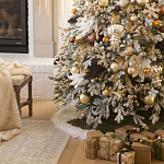 Дизайнерская Елка украшенная шарами в бежевых тонах и декором в виде белых цветов и шишек варинант исполнения - 2 | Loft Concept в Самаре