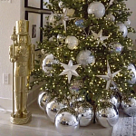 Украшенная Новогодняя Елка с серебряными шарами и звездами варинант исполнения - 2 | Loft Concept в Самаре