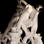 Люстра с тремя фигурами обезьян с лампочками в руках белого цвета Hanging Monkey варинант исполнения - 4 | Loft Concept в Самаре