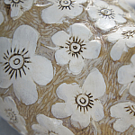 Статуэтка курица с резными белыми цветами на бежевой фактурной поверхности Rustic Chicken варинант исполнения - 2 | Loft Concept в Самаре