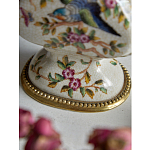 Ваза белого цвета из фарфора с цветочным рисунком и бронзовыми ручками с фигурками птиц Eden Garden porcelain and bronze варинант исполнения - 3 | Loft Concept в Самаре