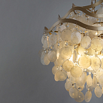 Люстра подвесная с белыми перламутровыми подвесками и изогнутыми золотистыми элементами Диаметр 50 см SHELL Chandelier варинант исполнения - 3 | Loft Concept в Самаре