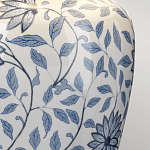 Настольная лампа с керамическим основанием в белом цвете с синим цветочным орнаментом на темной деревянной подставке и тканевым абажуром Elstead Lighting варинант исполнения - 4 | Loft Concept в Самаре