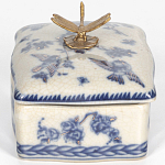 Фарфоровая шкатулка с бронзовой стрекозой Blue and White варинант исполнения - 2 | Loft Concept в Самаре